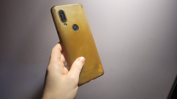 Capinha de celular amarelada não é sujeira... Então por que isso acontece?