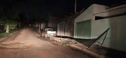 Chuva forte com ventos causa destelhamentos, quedas de árvores e falta de energia em Elias Fausto 