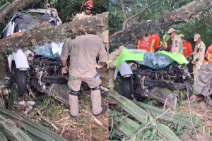 Idoso sai para ir ao mercado, sofre acidente no caminho e passa 12 horas dentro do carro caído em ribanceira, no PR