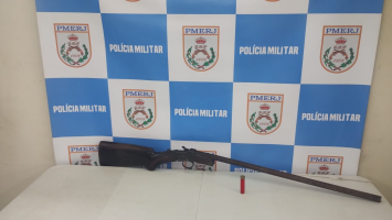Polícia Militar apreende arma após denúncia de violência contra mulher em Volta Redonda