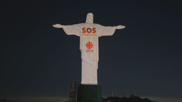 Cristo Redentor exibe projeção em homenagem às vítimas de terremotos na Venezuela