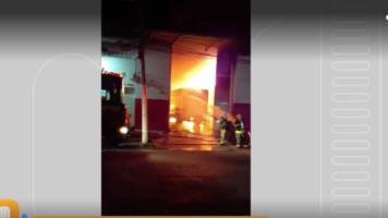 Incêndio de grandes proporções atinge galpão no Centro de Governador Valadares 