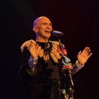 Edson Cordeiro evoca os balangandãs de Carmen Miranda, com a voz ainda notável, em show no Rio de Janeiro