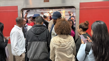 Falha afeta circulação de trens na Linha 11-Coral da CPTM; plataformas e trens ficam lotadas, e passageiros passam mal