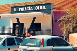 Mulher é arrastada pelos cabelos durante violência doméstica em MS e marido foge após chegada da polícia