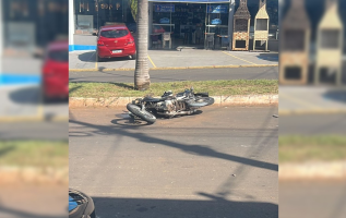 Jovem morre ao bater moto contra poste em Regente Feijó